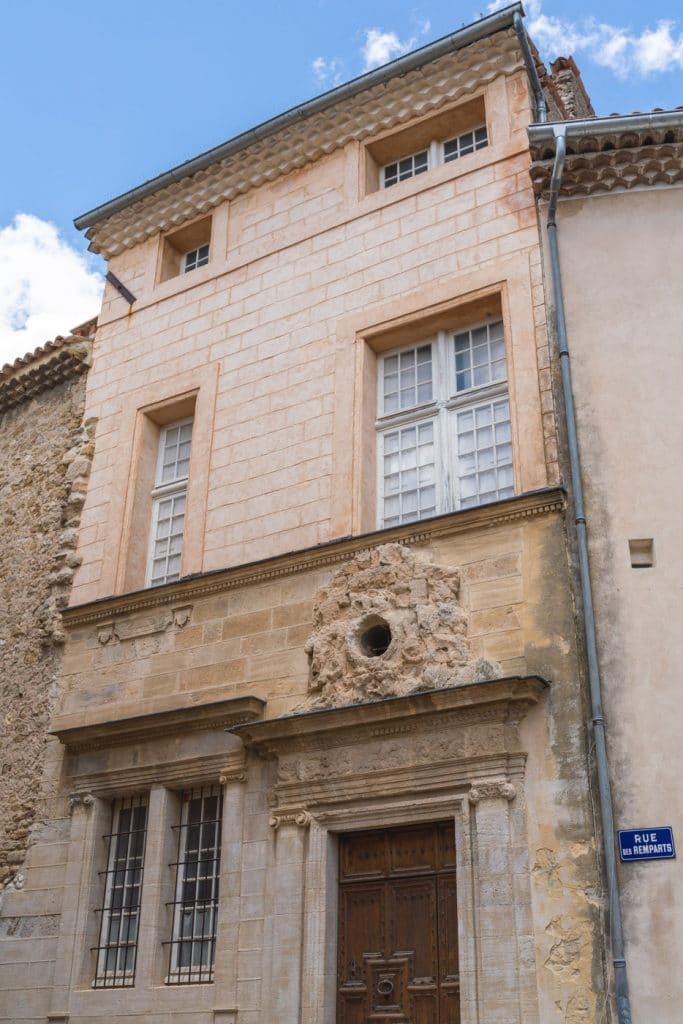 Belle façade de la Tour d'Aigues