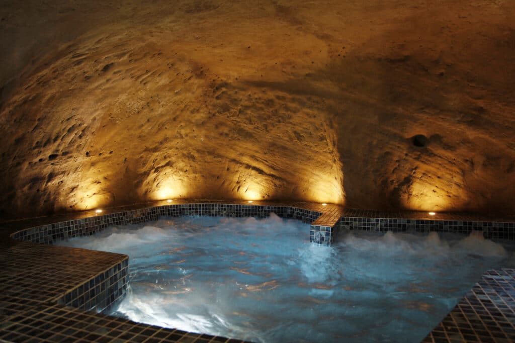 Jacuzzi situé dans le spa de la Maison d'en Bas des Seigneurs à Cucuron